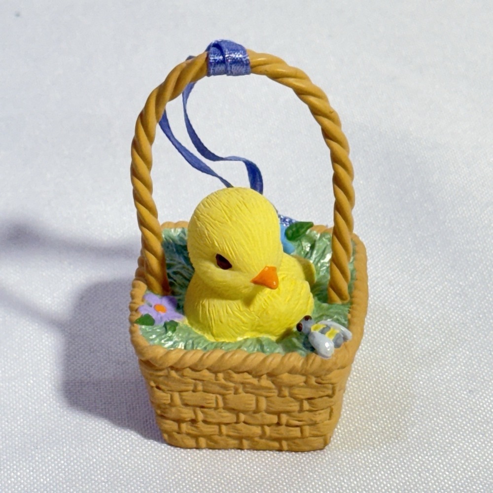 2001 Hallmark Easter/Spring Ornament CHARMING CHICK & Bee‎ In Flower Basket